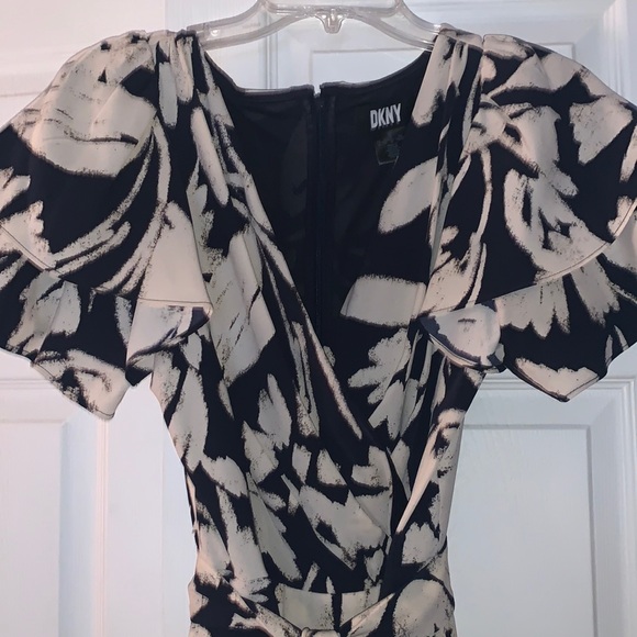 DKNY Women's Printed Flutter Sleeve Surplice Neckline Dress 10 - Picture 4 of 8